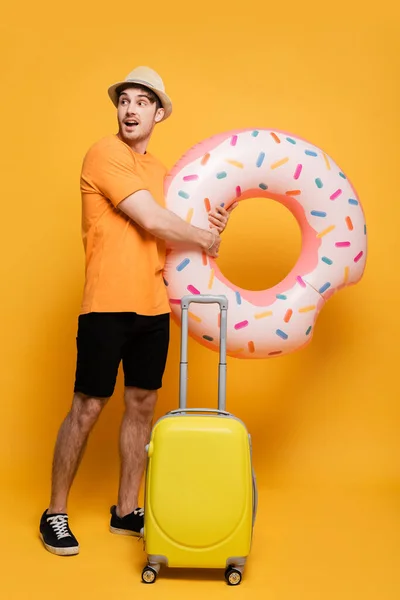 Young Excited Man Suitcase Inflatable Donut Ready Summer Vacation Yellow — Stock Photo, Image