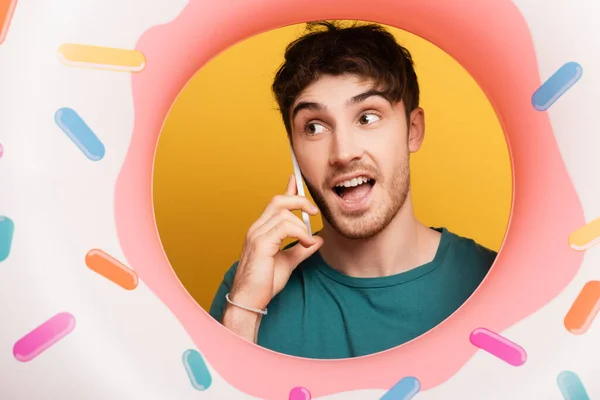 Excited Man Inflatable Donut Talking Smartphone Yellow — Stock Photo, Image