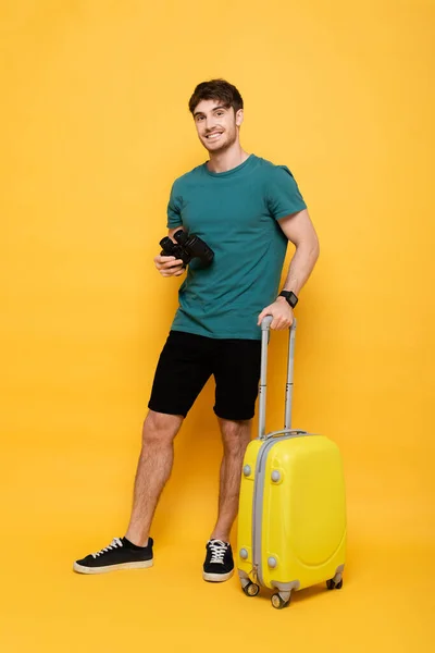 Uomo Felice Con Valigia Binocolo Pronto Vacanze Estive Sul Giallo — Foto Stock