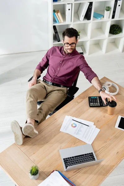 High Angle View Young Businessman Sitting Legs Desk Taking Coffee — Stock Photo, Image