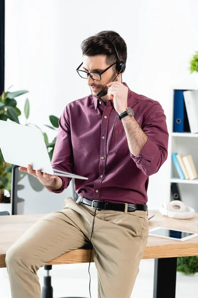 Young Businessman Headset Holding Laptop While Having Video Call — Stock Photo, Image