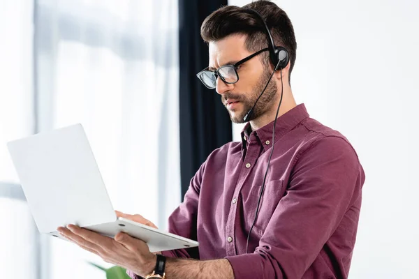 Fiatal Komoly Üzletember Headset Holding Laptop Videohívás Során Laptop — Stock Fotó