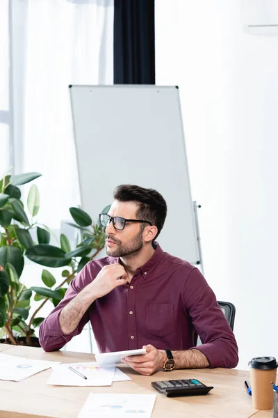 Jovem Homem Negócios Tocando Camisa Enquanto Sentado Escritório Sofrendo Calor — Fotografia de Stock
