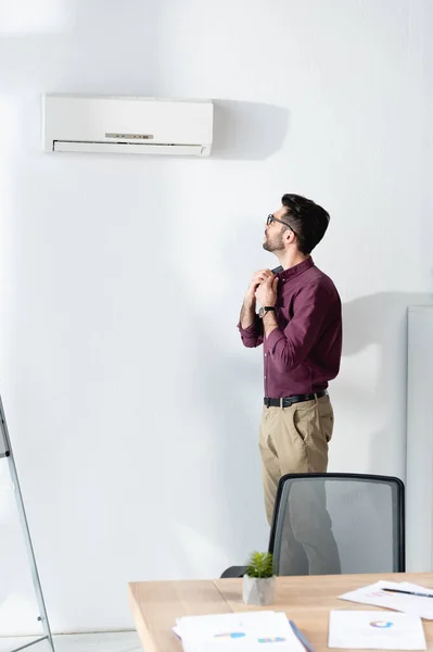 Young Businessman Touching Shirt While Standing Air Conditioner Suffering Heat — Stock Photo, Image