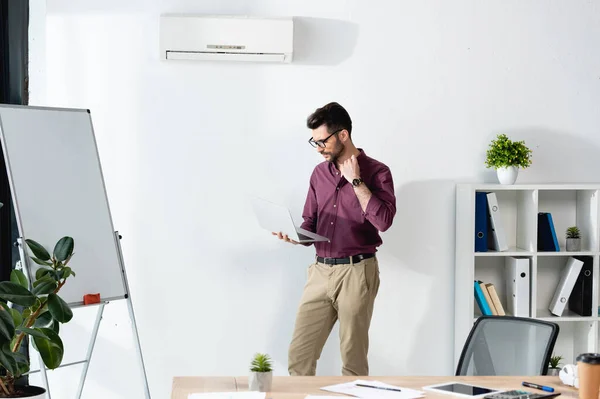 Jovem Empresário Com Laptop Tocando Camisa Enquanto Sofre Calor Sob — Fotografia de Stock