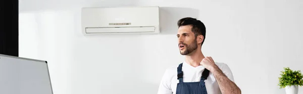 Panoramic Crop Repairman Standing Toolbox Broken Air Conditioner Suffering Heat — Stock Photo, Image