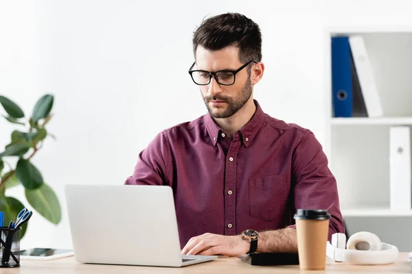 Empresario Concentrado Escribiendo Ordenador Portátil Oficina — Foto de Stock