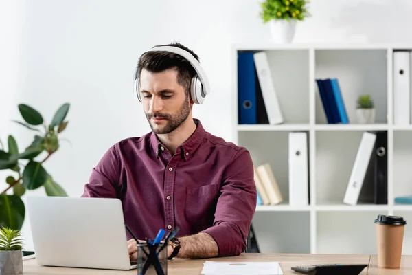 Aufmerksamer Geschäftsmann Mit Drahtlosen Kopfhörern Der Arbeitsplatz Laptop Arbeitet — Stockfoto