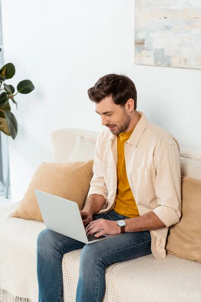 Bonito Homem Usando Laptop Sofá Casa — Fotografia de Stock