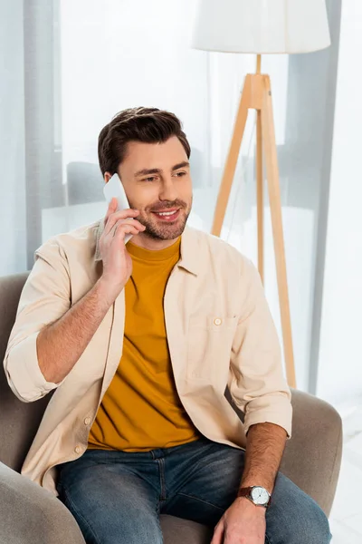 Snygg Man Ler När Han Pratar Smartphone Fåtöljen — Stockfoto