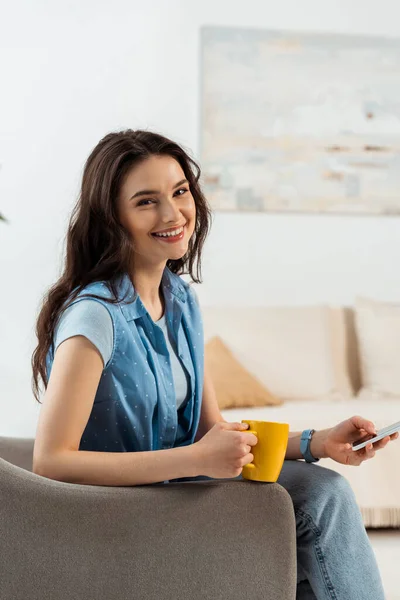 Beautiful Woman Smiling Camera While Using Smartphone Holding Cup Coffee — Stock Photo, Image