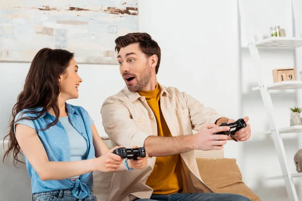 Kyiv Ukraine June 2020 兴奋的男人在客厅和微笑的女朋友玩电子游戏 — 图库照片
