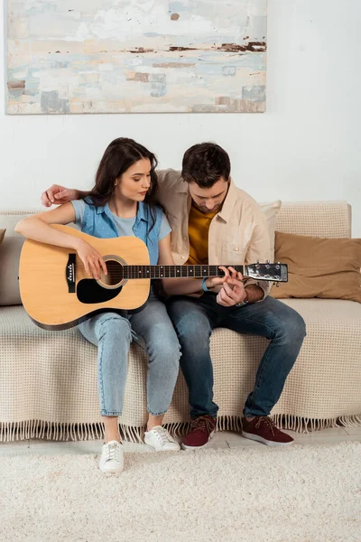 Young Couple Playing Acoustic Guitar Together Living Room — Stock Photo, Image