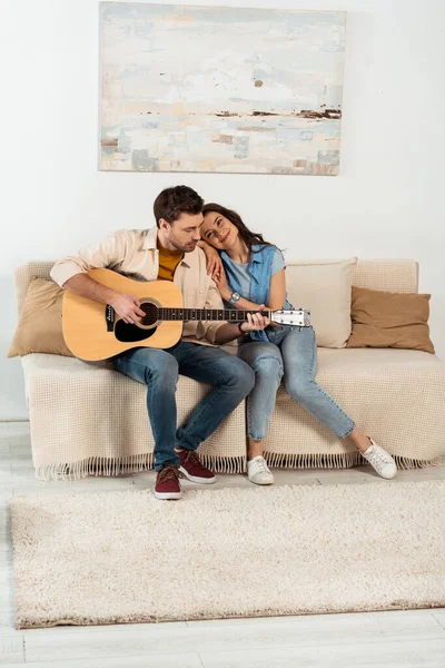 Mujer Sonriente Abrazando Novio Guapo Tocando Guitarra Acústica — Foto de Stock