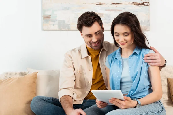 Smiling Man Embracing Attractive Girl Using Digital Tablet Living Room — Stock Photo, Image