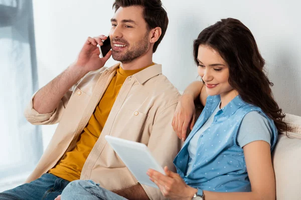 Selective Focus Smiling Man Talking Smartphone Girlfriend Using Digital Tablet — Stock Photo, Image
