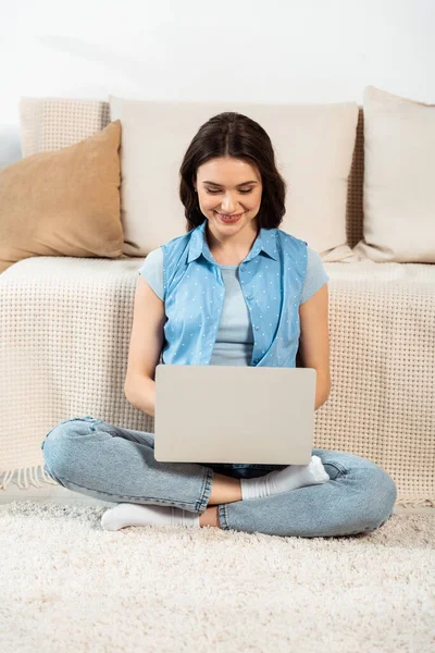 Smiling Freelancer Using Laptop Floor Couch Home — Stock Photo, Image