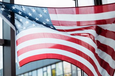 Oturma odasındaki pencerenin yanında Amerikan bayrağı