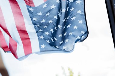 Cam kenarındaki Amerikan bayrağının seçici odak noktası 