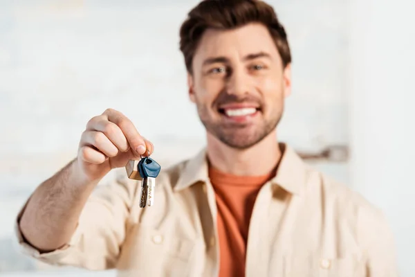 Επιλεκτική Εστίαση Του Χαμογελαστού Άνδρα Κρατώντας Κλειδιά Του Νέου Σπιτιού — Φωτογραφία Αρχείου