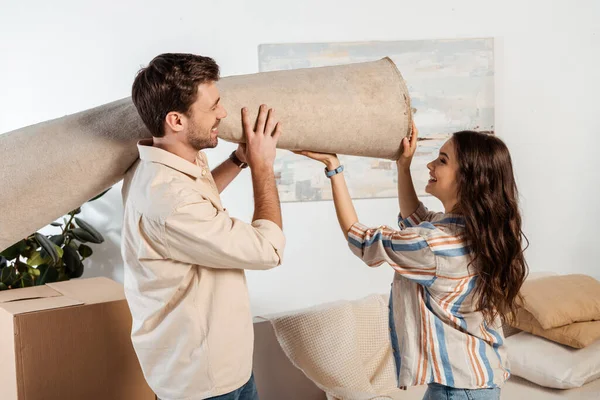 Side View Smiling Couple Holding Carpet Cardboard Box Living Room — Stock Photo, Image