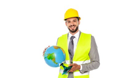Resmi giysiler içinde gülümseyen mühendis ve küre beyaz üzerinde izole tutuluyor.