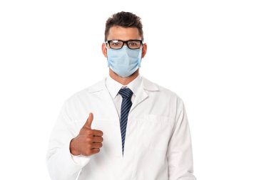 Tıbbi maskeli ve beyaz önlüklü doktor, beyaz önlüklü izole edilmiş bir jest gösteriyor.