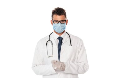 Tıbbi maskeli doktor, beyaz önlüklü ve steteskop beyaz kameraya bakıyor.