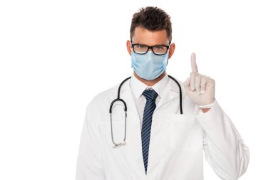 Tıbbi maskeli doktor, steteskopla beyaz üzerine parmak işareti yapıyor.