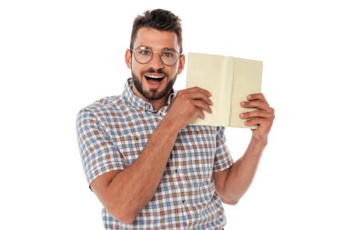 Gözlüklü neşeli inek beyaz üzerinde açık bir kitap tutuyor.