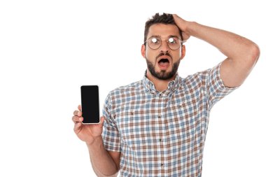 Şok olmuş inek, kafasının yanında akıllı telefon tutuyor, bembeyaz.