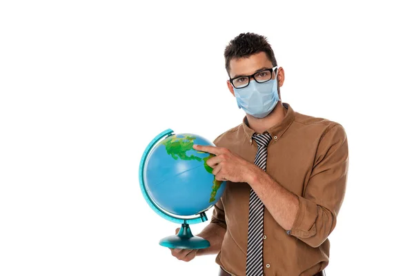 Tıp Maskeli Öğretmen Parmağıyla Küreyi Işaret Ediyor Beyaz Kameraya Bakıyor — Stok fotoğraf