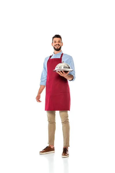 Przystojny Uśmiechnięty Kelner Trzymający Metalową Tacę Pokrywę Naczynia Białym Tle — Zdjęcie stockowe