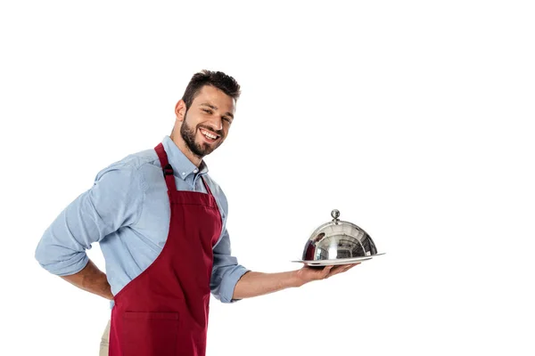 Ober Schort Met Metalen Schotel Lade Terwijl Hij Glimlacht Naar — Stockfoto