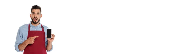 Панорамний Знімок Шокованого Офіціанта Який Вказує Пальцем Смартфон Порожнім Екраном — стокове фото