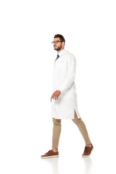 Doutor Casaco Branco Óculos Andando Sobre Fundo Branco — Fotografia de Stock