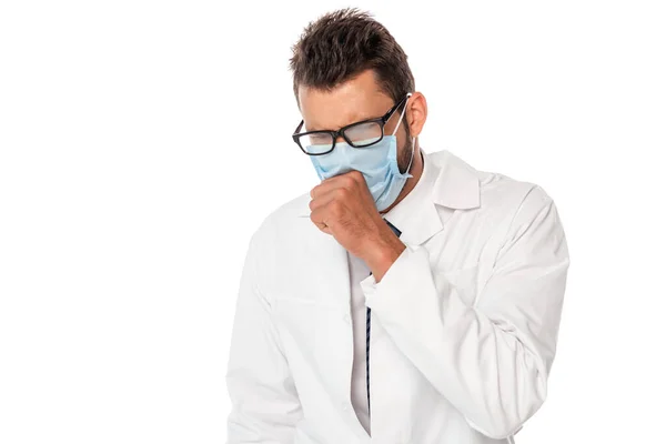 头戴医疗面罩的生病医生咳嗽 与白人隔离 — 图库照片