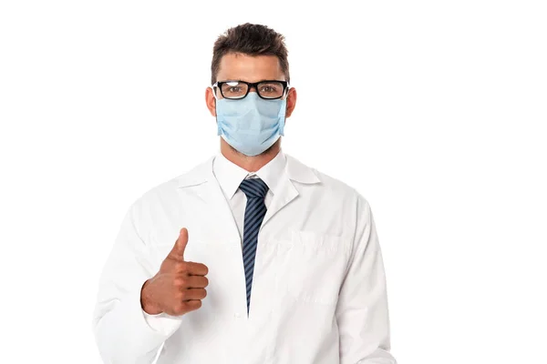 Tıbbi Maskeli Beyaz Önlüklü Doktor Beyaz Önlüklü Izole Edilmiş Bir — Stok fotoğraf