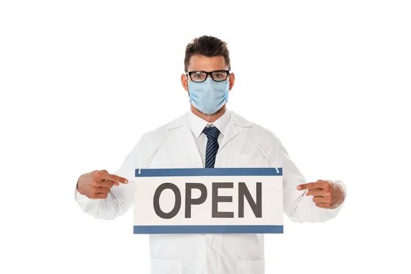 Doctor Medisch Masker Wijzend Met Vingers Naar Signboard Met Open — Stockfoto