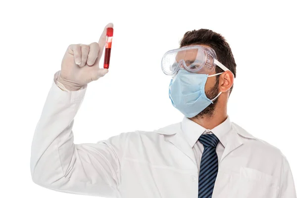 戴医疗面罩和护目镜的医生拿着试管 血液样本用白色隔离 — 图库照片