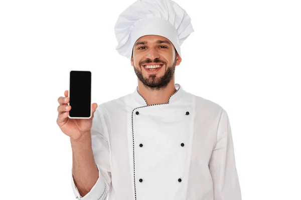 Chef Sorridente Uniforme Mostrando Smartphone Com Tela Branco Isolado Branco — Fotografia de Stock