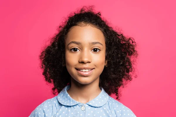 Sonriente Lindo Rizado Africano Americano Niño Aislado Rosa —  Fotos de Stock