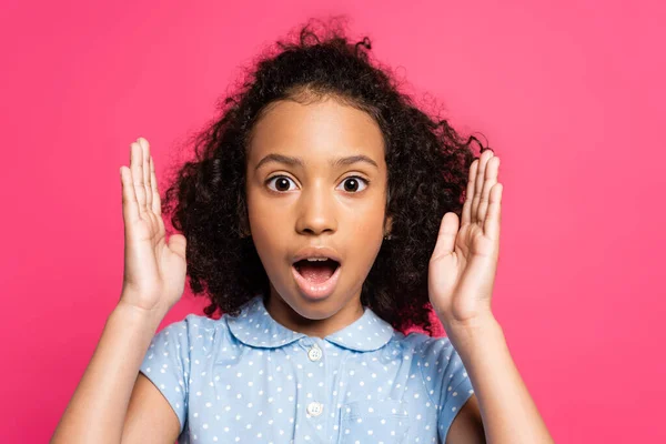 Chocado Lindo Rizado Africano Americano Niño Aislado Rosa — Foto de Stock