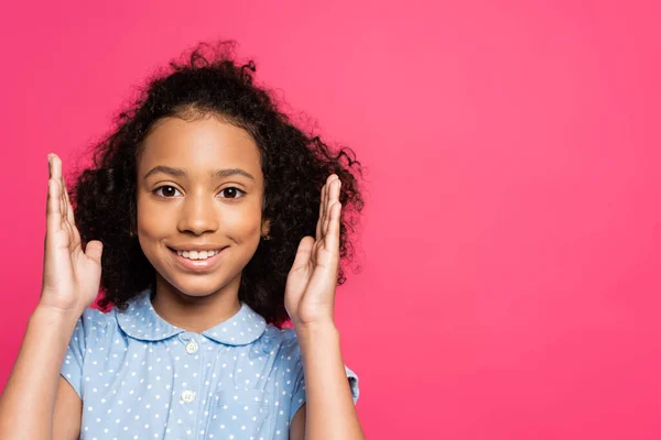 Leende Söt Lockigt Afrikanskt Amerikanskt Barn Med Händerna Nära Ansiktet — Stockfoto