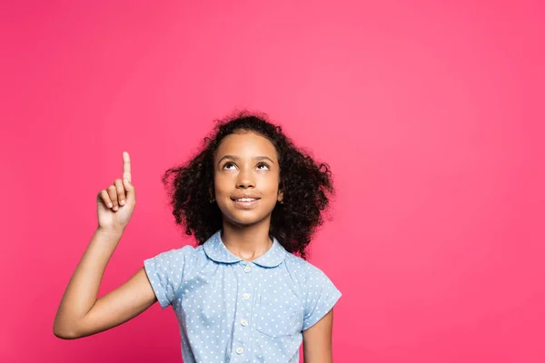 Leende Söt Lockigt Afrikanskt Barn Pekar Upp Isolerad Rosa — Stockfoto