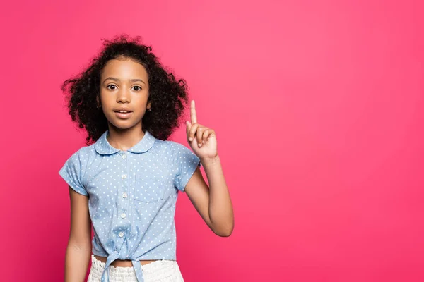 Lindo Rizado Africano Americano Niño Mostrando Idea Gesto Aislado Rosa — Foto de Stock