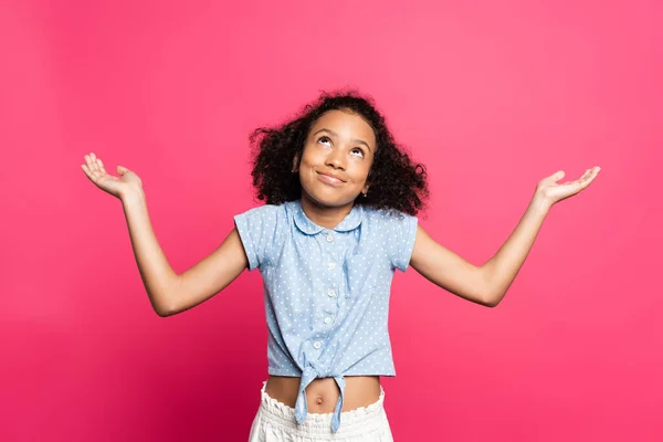 Sonriente Lindo Rizado Africano Americano Niño Mostrando Encogimiento Gesto Aislado — Foto de Stock