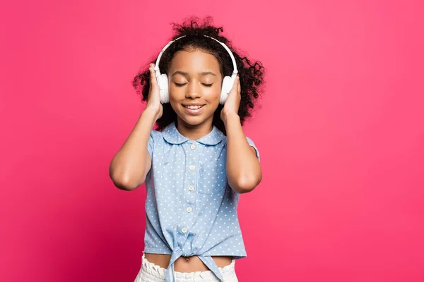 Sorrindo Encaracolado Criança Afro Americana Fones Ouvido Com Olhos Fechados — Fotografia de Stock