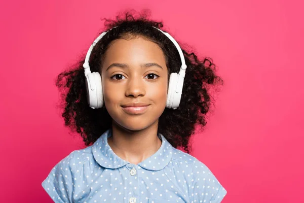 Uśmiechnięty Kręcony Afrykański Dzieciak Słuchawkach Odizolowany Różowo — Zdjęcie stockowe