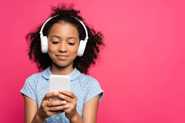 Sorrindo Encaracolado Criança Afro Americana Fones Ouvido Usando Smartphone Isolado — Fotografia de Stock